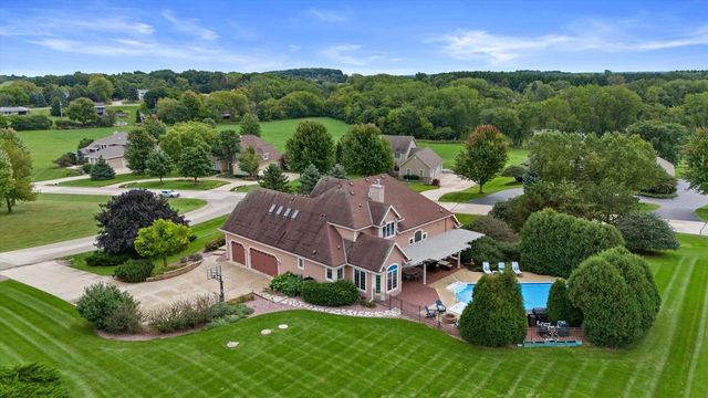 W287N921 Bedouin COURT, Waukesha, WI 53188