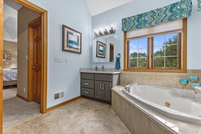 W287N921 Bedouin COURT, Waukesha, WI 53188