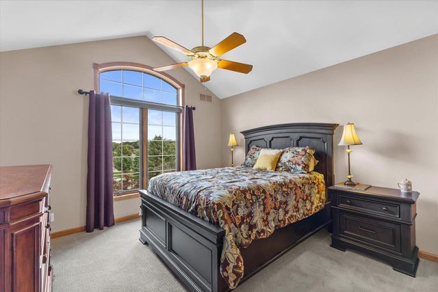 W287N921 Bedouin COURT, Waukesha, WI 53188