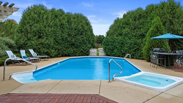 W287N921 Bedouin COURT, Waukesha, WI 53188