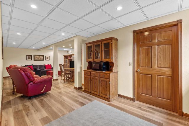 W287N921 Bedouin COURT, Waukesha, WI 53188