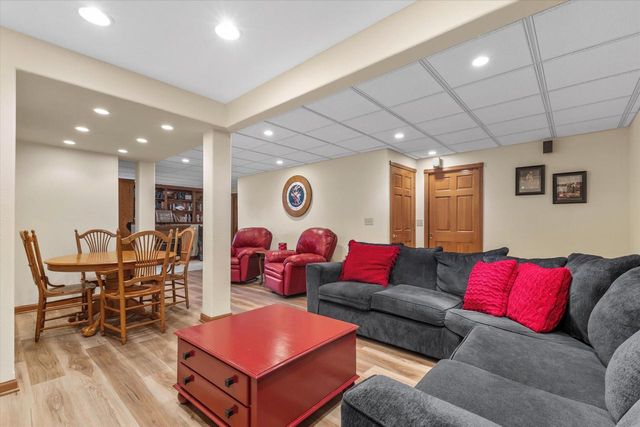 W287N921 Bedouin COURT, Waukesha, WI 53188