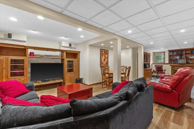 W287N921 Bedouin COURT, Waukesha, WI 53188