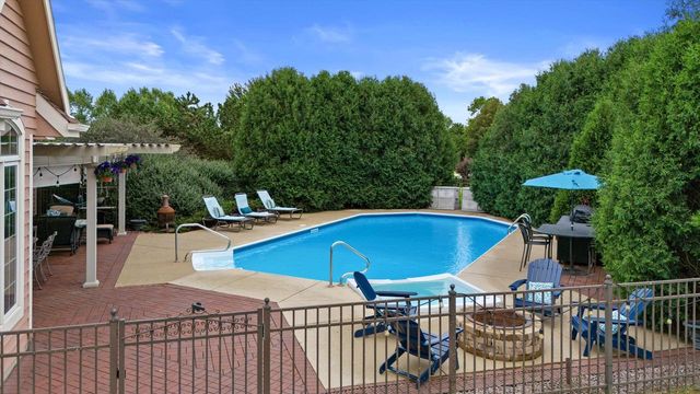 W287N921 Bedouin COURT, Waukesha, WI 53188