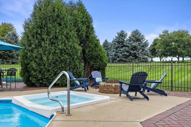 W287N921 Bedouin COURT, Waukesha, WI 53188