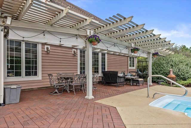 W287N921 Bedouin COURT, Waukesha, WI 53188