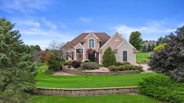 W287N921 Bedouin COURT, Waukesha, WI 53188