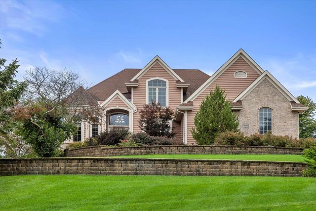 W287N921 Bedouin COURT, Waukesha, WI 53188