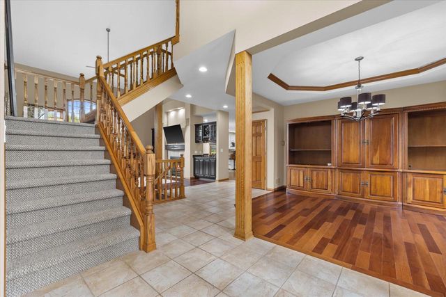 W287N921 Bedouin COURT, Waukesha, WI 53188