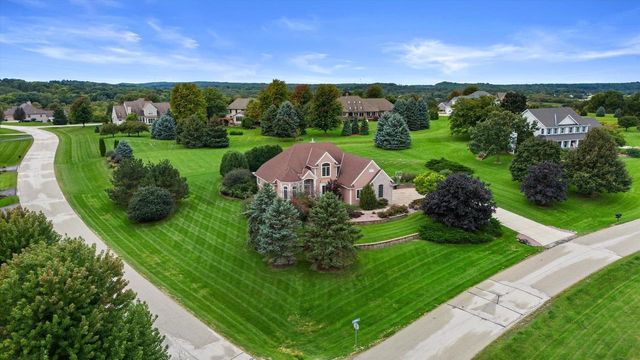 W287N921 Bedouin COURT, Waukesha, WI 53188