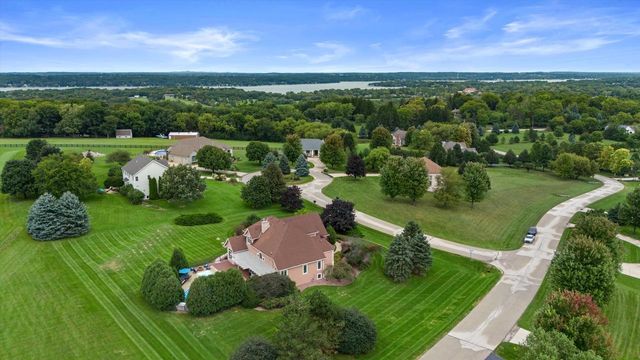 W287N921 Bedouin COURT, Waukesha, WI 53188