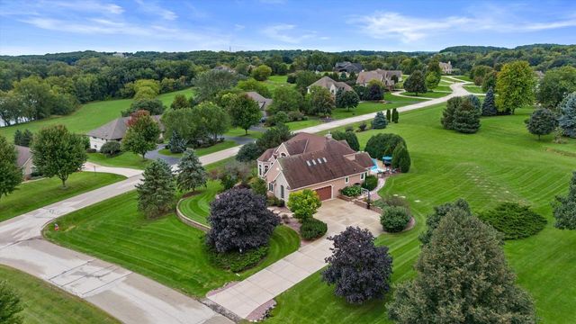 W287N921 Bedouin COURT, Waukesha, WI 53188