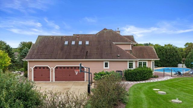 W287N921 Bedouin COURT, Waukesha, WI 53188