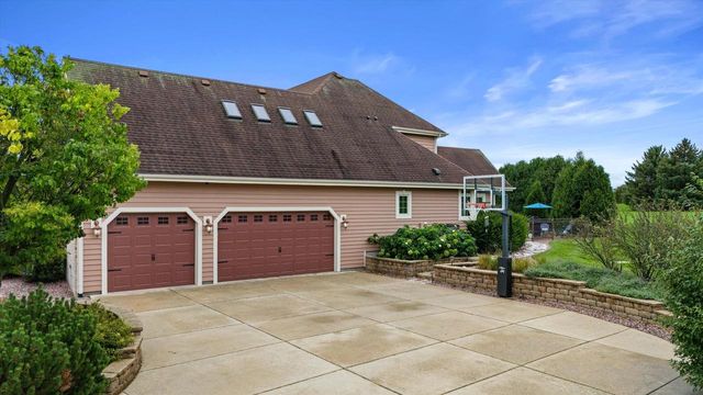 W287N921 Bedouin COURT, Waukesha, WI 53188