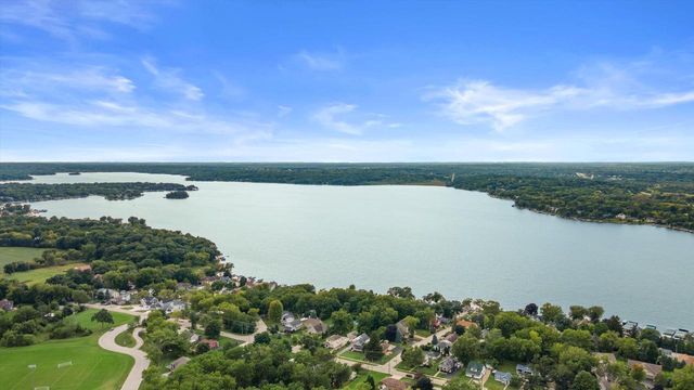 W287N921 Bedouin COURT, Waukesha, WI 53188