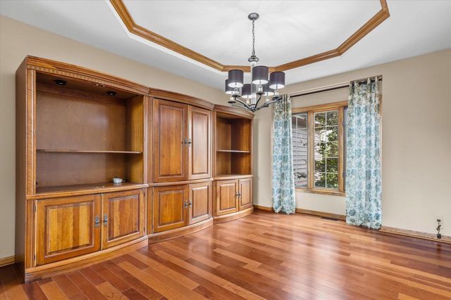 W287N921 Bedouin COURT, Waukesha, WI 53188