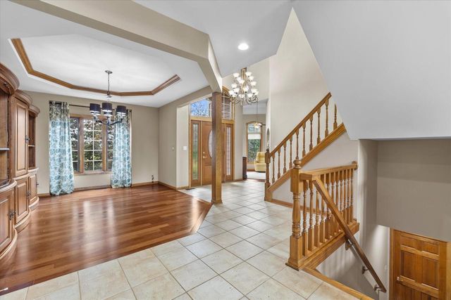 W287N921 Bedouin COURT, Waukesha, WI 53188
