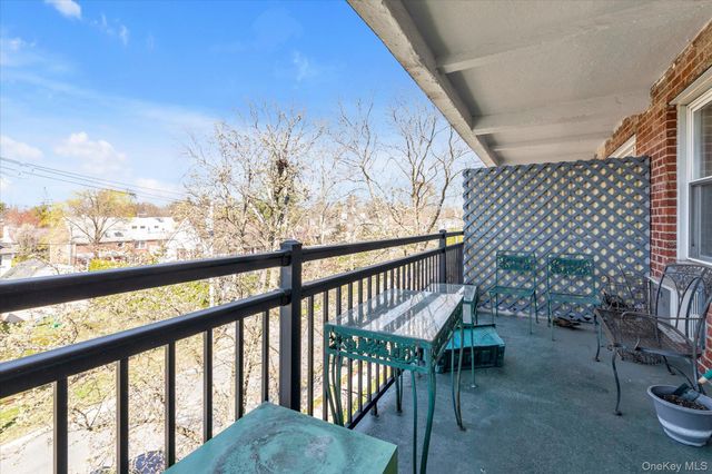 30 Stoner Avenue 3O, Great Neck, NY 11021