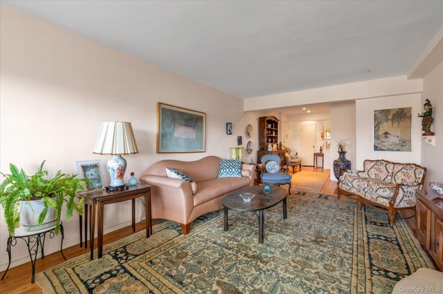 30 Stoner Avenue 3O, Great Neck, NY 11021