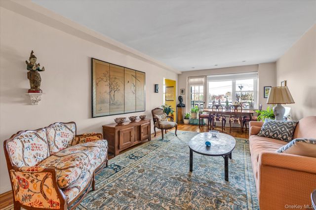 30 Stoner Avenue 3O, Great Neck, NY 11021