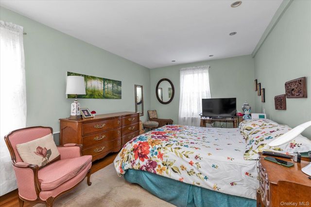 30 Stoner Avenue 3O, Great Neck, NY 11021