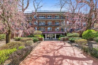 30 Stoner Avenue 3O, Great Neck, NY 11021
