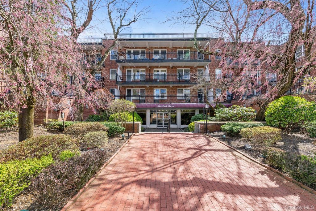30 Stoner Avenue 3O, Great Neck, NY 11021