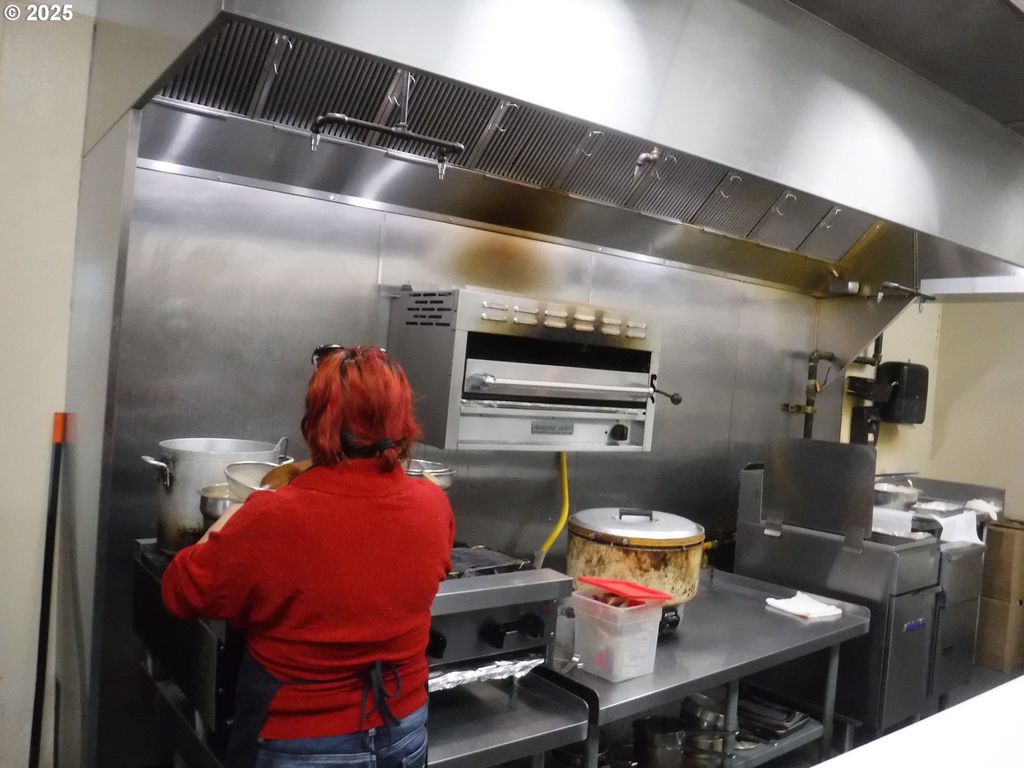 2824 N LOMBARD St, Portland, OR 97217