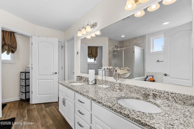 5601 Poplar Lakes Ln, Louisville, KY 40299
