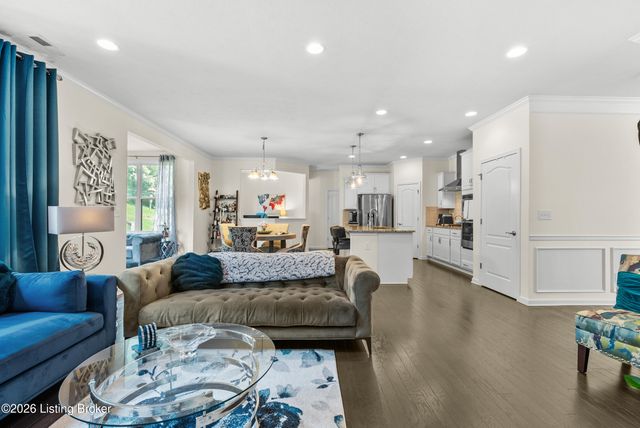 5601 Poplar Lakes Ln, Louisville, KY 40299