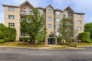 8505 Woodward Avenue 202, Woodridge, IL 60517