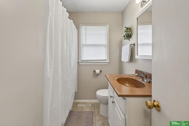 9253 Tomahawk Boulevard, Omaha, NE 68134