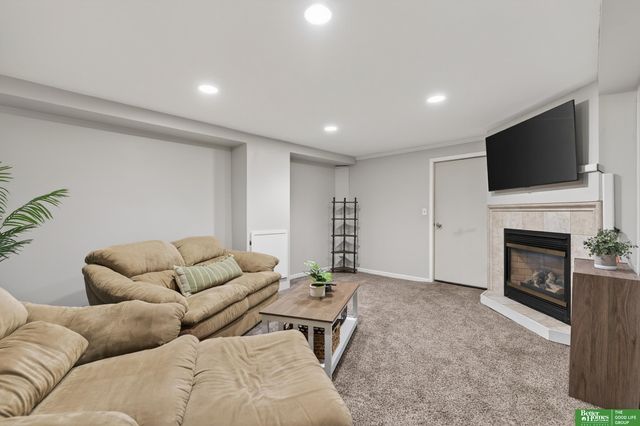 9253 Tomahawk Boulevard, Omaha, NE 68134