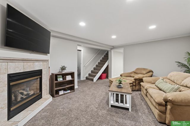 9253 Tomahawk Boulevard, Omaha, NE 68134