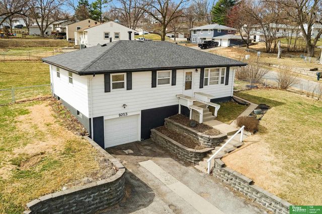 9253 Tomahawk Boulevard, Omaha, NE 68134