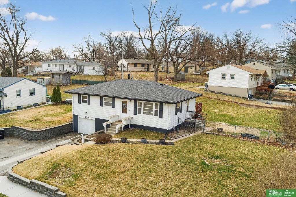 9253 Tomahawk Boulevard, Omaha, NE 68134