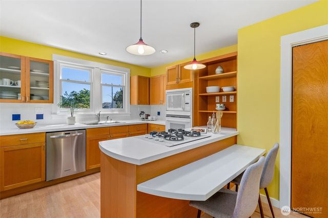 943 NW 60th Street, Seattle, WA 98107