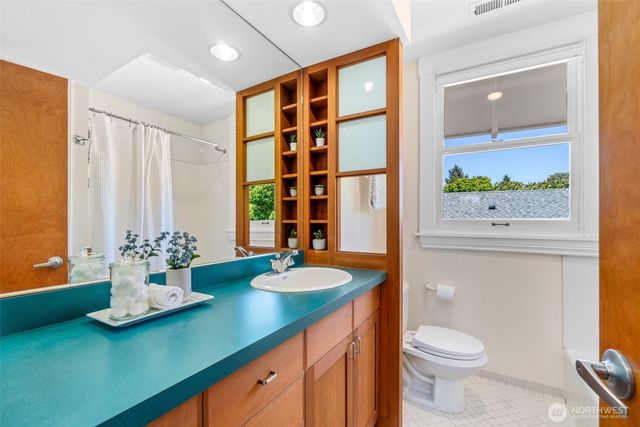 943 NW 60th Street, Seattle, WA 98107