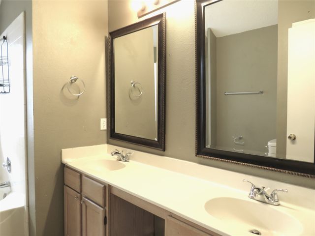 6034 Maple Leaf Drive, Arlington, TX 76017