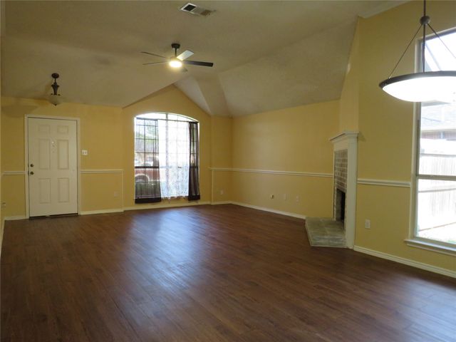 6034 Maple Leaf Drive, Arlington, TX 76017