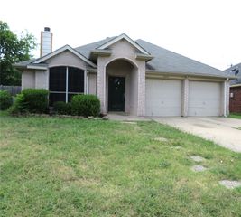6034 Maple Leaf Drive, Arlington, TX 76017