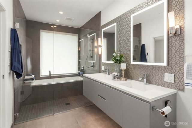 8425 NE 22nd Place, Clyde Hill, WA 98004