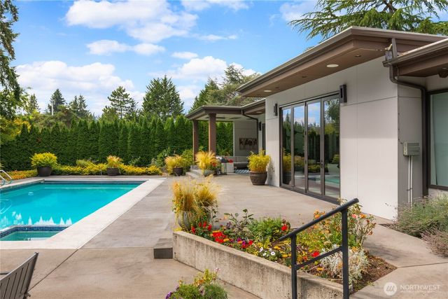 8425 NE 22nd Place, Clyde Hill, WA 98004