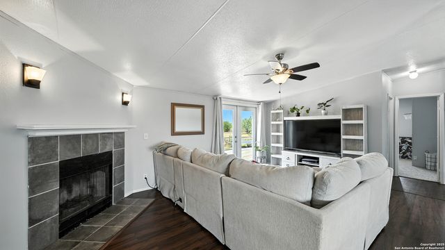 240 Broward, Marion, TX 78124