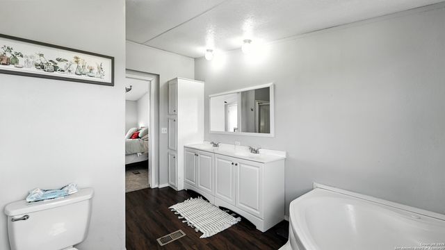 240 Broward, Marion, TX 78124