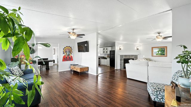 240 Broward, Marion, TX 78124