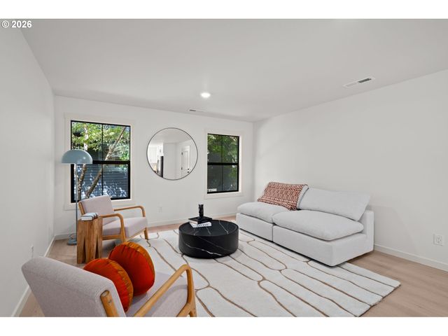 3801 Sw IOWA St, Portland, OR 97221