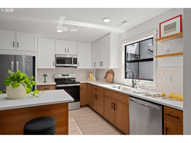 3801 Sw IOWA St, Portland, OR 97221