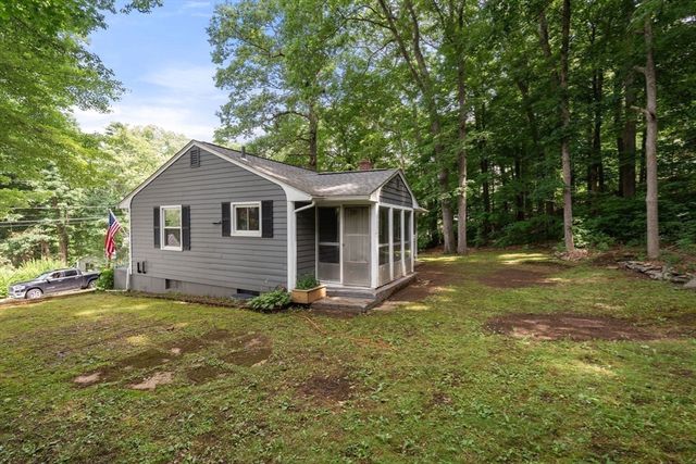 25 Pinedale St, Southbridge, MA 01550