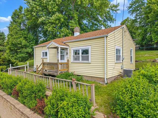 211 Jones Street, Le Claire, IA 52753